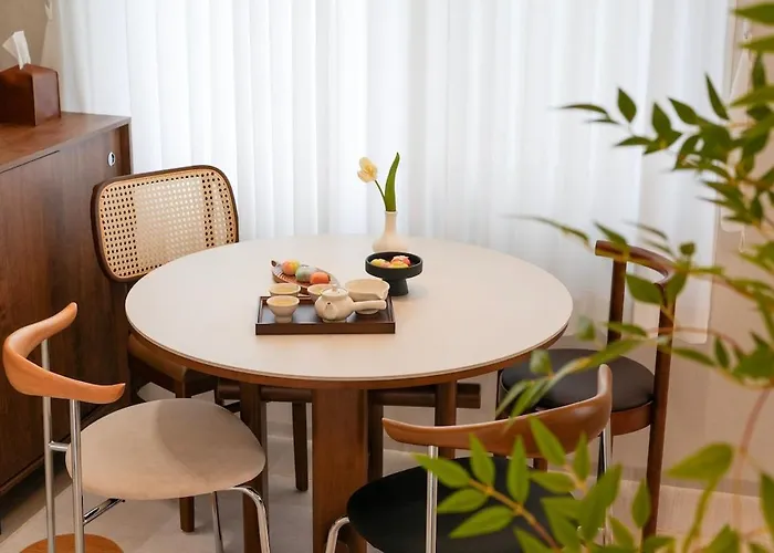 Villa Breeze In Namsan-서울역 공항철도 Ktx 2층단독사용 방2 침대3 소파베드1 업무공간 최대7인 남산뷰 명동